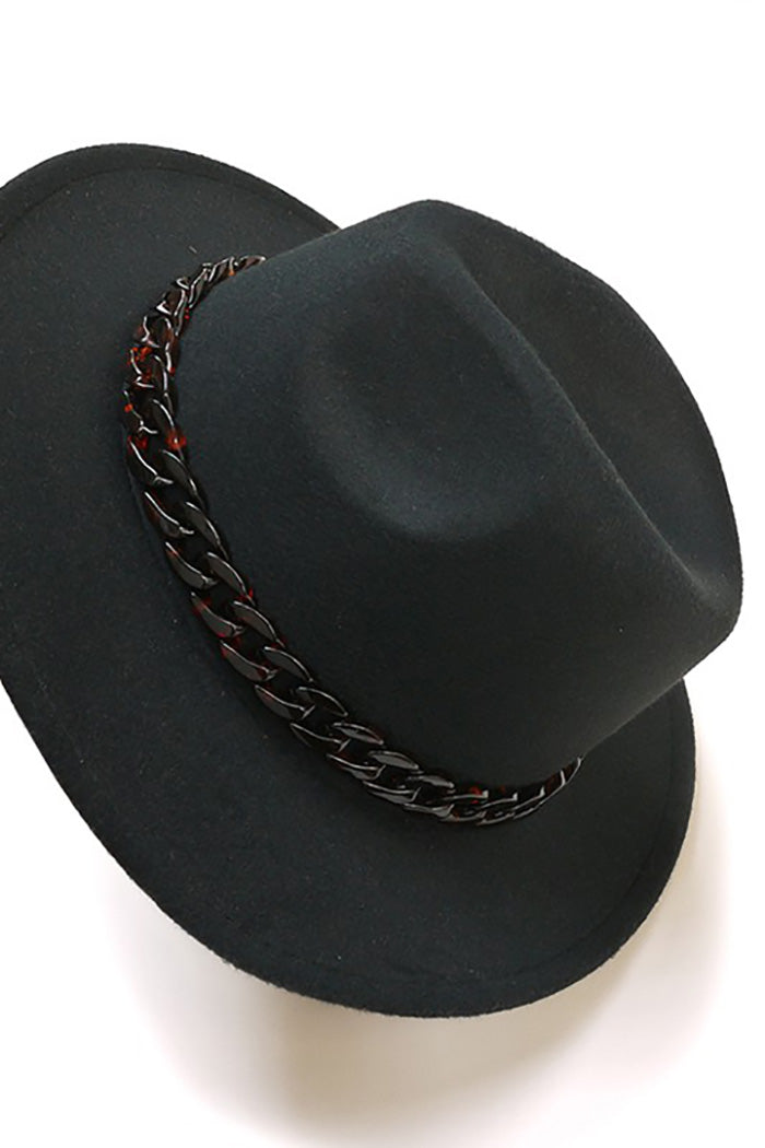 CLASSIC FEDORA HAT WITH TORTOISE CHAIN