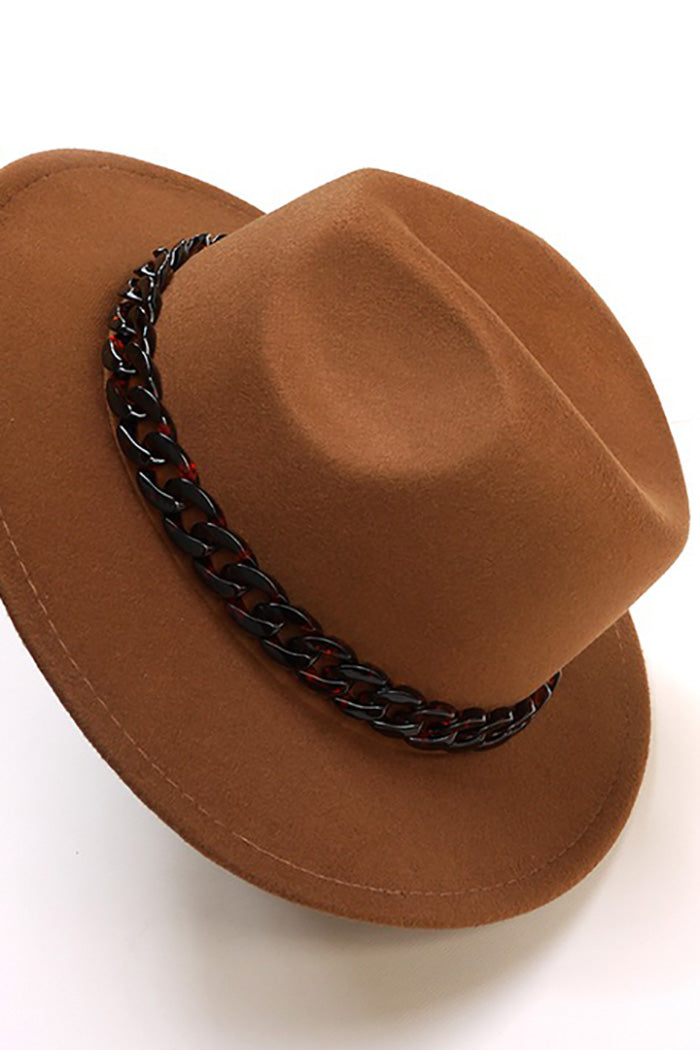 CLASSIC FEDORA HAT WITH TORTOISE CHAIN