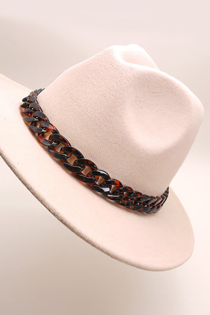 CLASSIC FEDORA HAT WITH TORTOISE CHAIN