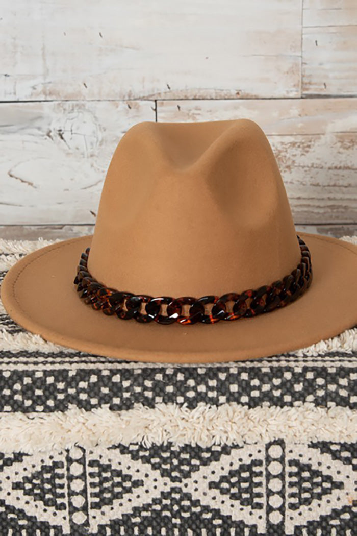 CLASSIC FEDORA HAT WITH TORTOISE CHAIN