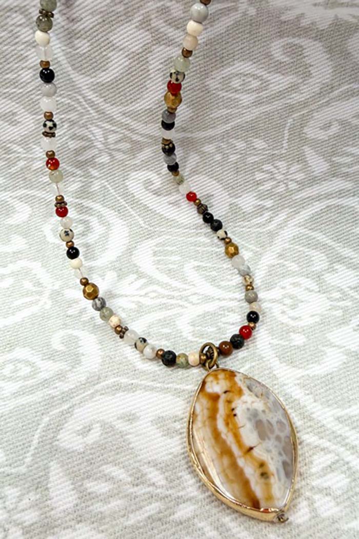 Agate Pendant Beaded Necklace